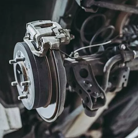 Nahaufnahme einer eingebauten Bremsscheibe mit Bremssattel am Fahrzeug